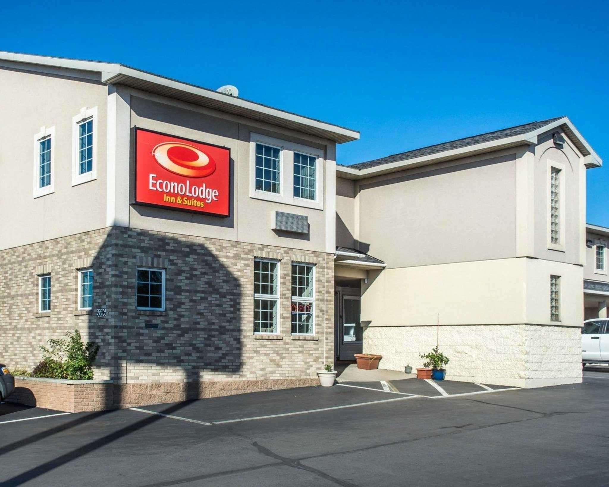 Econo Lodge & Suites Airport North Syracuse Exterior photo