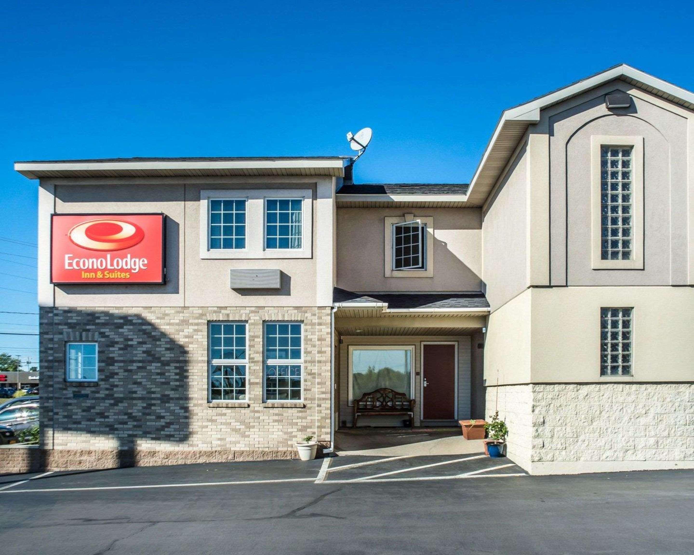 Econo Lodge & Suites Airport North Syracuse Exterior photo