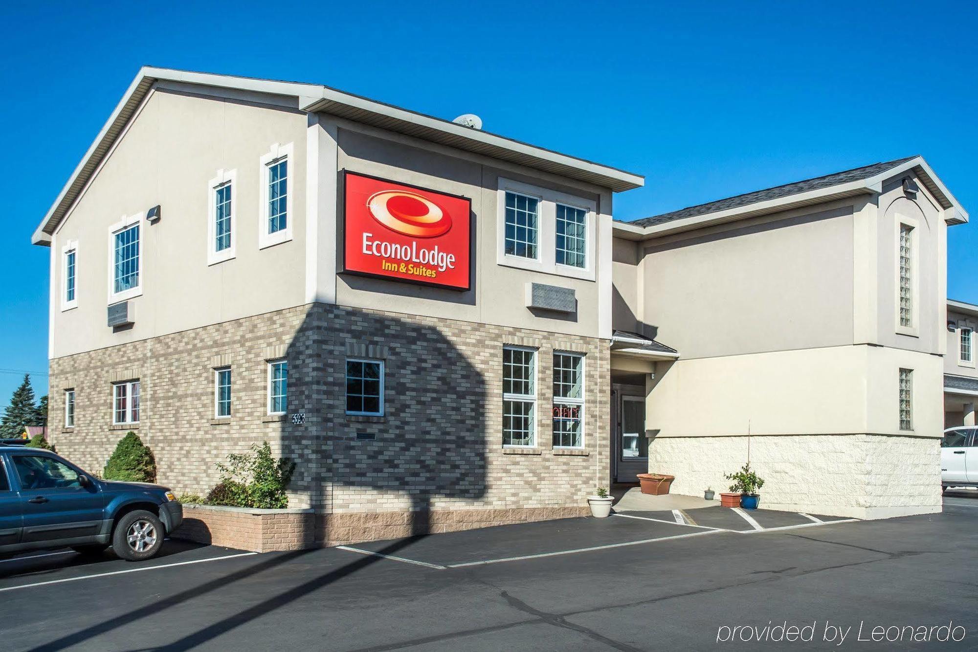 Econo Lodge & Suites Airport North Syracuse Exterior photo
